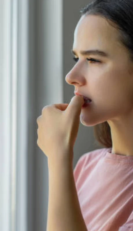 Persona que se come las uñas.