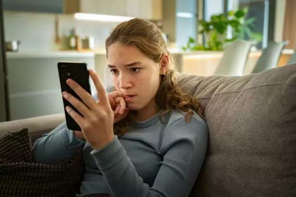 Persona se come las uñas.