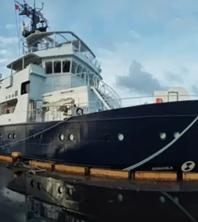 El buque de investigación Falkor (too) se encuentra equipado con tecnología innovadora para explorar en las profundidades de los océanos.