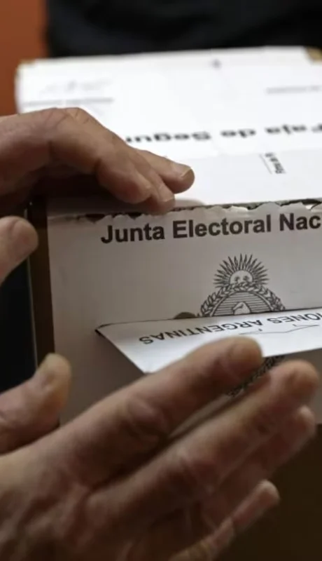 "La política hizo lo suficiente para que el pueblo deje de prestar atención a los vaivenes políticos" (M. Bazán)