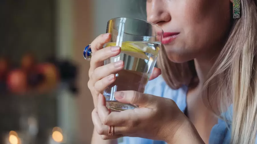 Es curioso que una fruta ácida ayude a bajar el nivel de acidez del cuerpo. El truco lo tiene nuestro estómago.