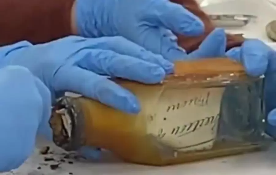 Botella con mensaje de hace 122 años aparece en uno de los faros más antiguos de Australia.