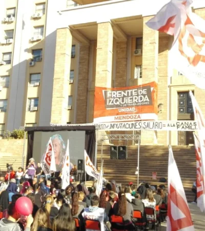 Protesta del Frente de Izquierda en la Casa de Gobierno de Mendoza.