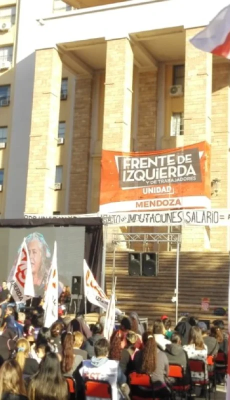Protesta del Frente de Izquierda en la Casa de Gobierno de Mendoza.