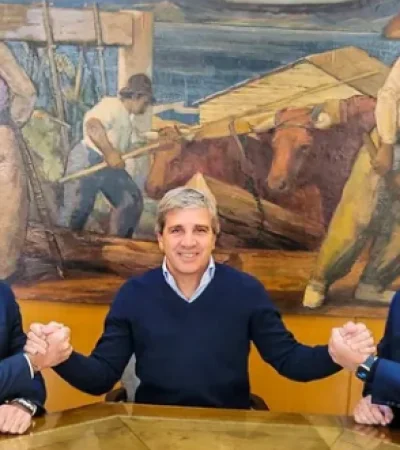 Luis Caputo, junto a Marcos Ayerra (izquierda) y Esteban Marzorati (derecha).