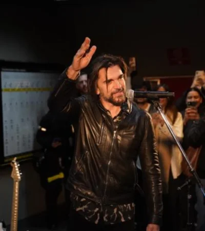 El cantante colombiano Juanes sorprendió con un show gratuito en el subte porteño.