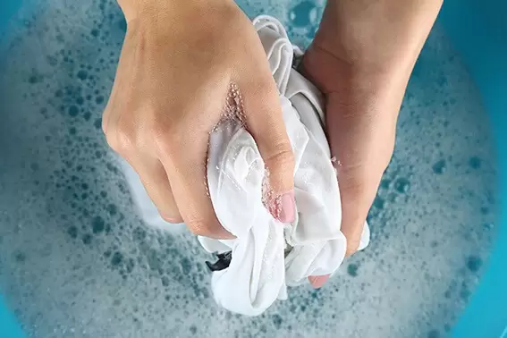 Lavar a mano con jabón blanco/ Fuente: Web