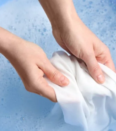 Lavar a mano con jabón blanco/ Fuente: Web