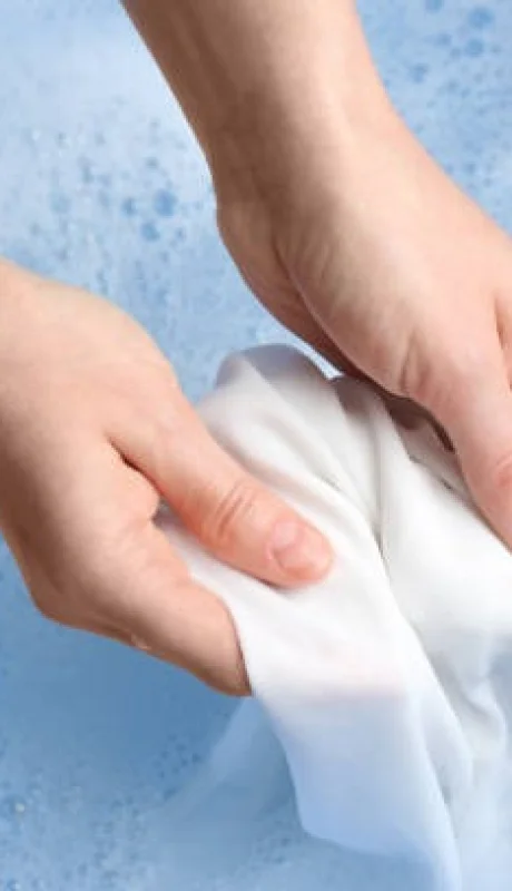 Lavar a mano con jabón blanco/ Fuente: Web