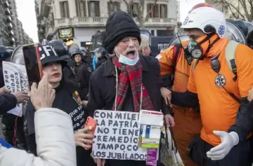 Clima de tensión en el Congreso: marchas, gases y enfrentamientos