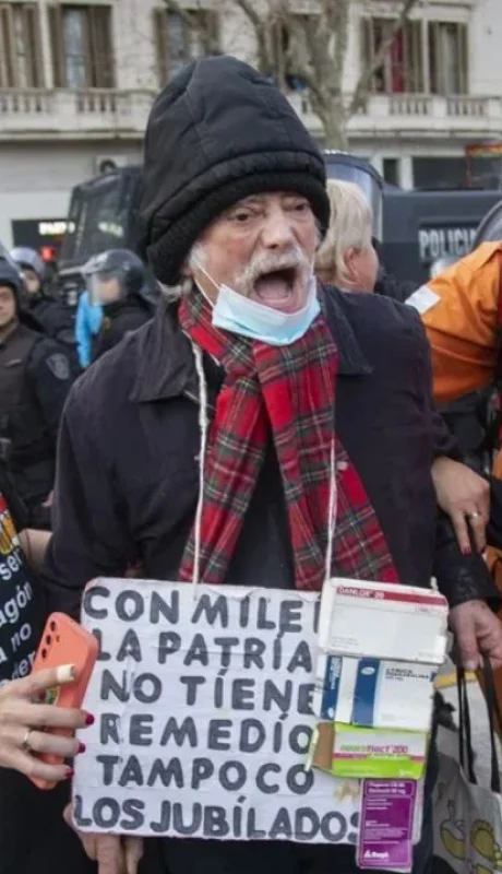 Los jubilados vuelven a marchar y hubo incidentes.