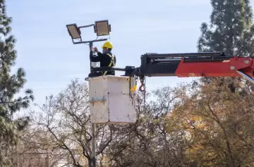 Ya son 100 las luminarias con sensores que cuidan los espacios públicos