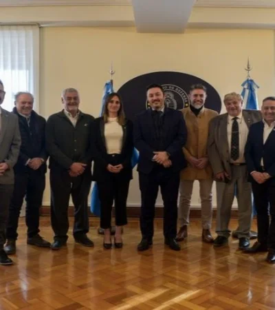 Luis Petri junto a representantes de cámaras del Sur.