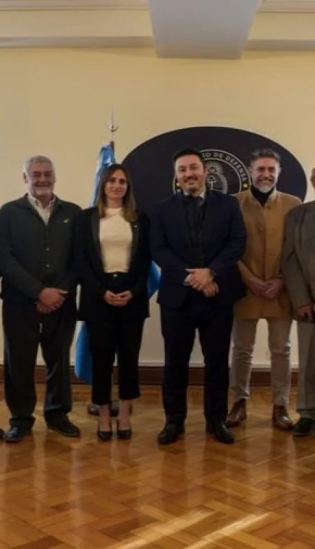 Luis Petri junto a representantes de cámaras del Sur.