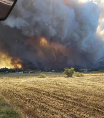 Las llamas todavía no pueden ser contenidas pese a los esfuerzos de casi 2.000 bomberos.