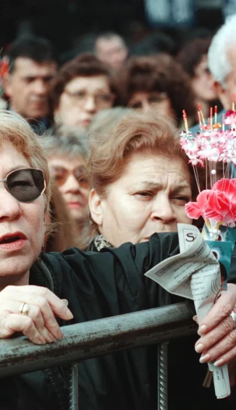 Miles de fieles le piden y agradecen a San Cayetano cada 7 de agosto.