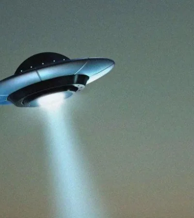 Científicos debaten si un objeto espacial tiene origen artificial.