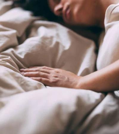 Persona duerme tranquila.