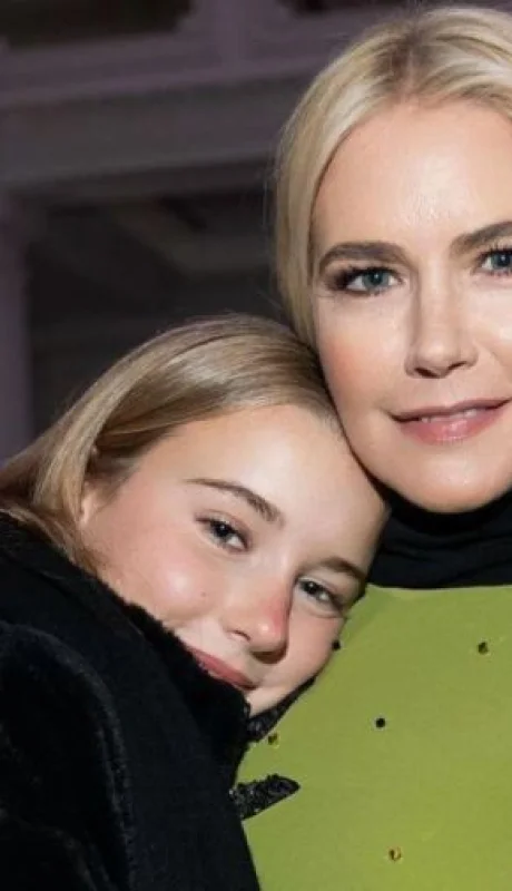 Taina junto a Valeria.