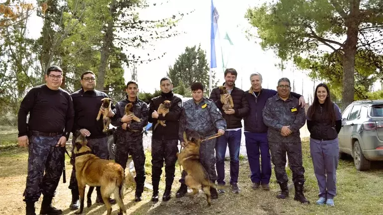 La Policía de Río Negro sumó seis cachorros.