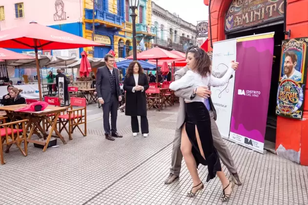 Momento en el que Mendoza presentó la nueva edición de Tango por los Caminos del Vino en Caminito de La Boca.