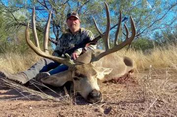 Un cazador multimillonario murió por el ataque de un búfalo de casi 1.300 kilos