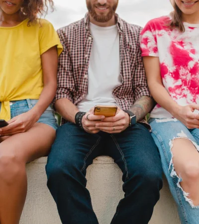 Pantallas, IA y vínculos líquidos: qué pasa con la amistad en el mundo moderno.