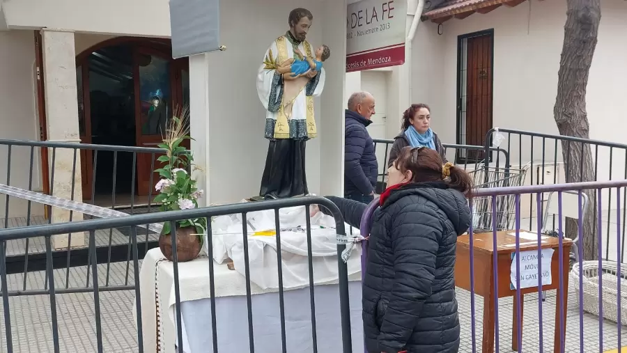 La gente se acerca a la imagen de San Cayetano. Esperanza y solidaridad.