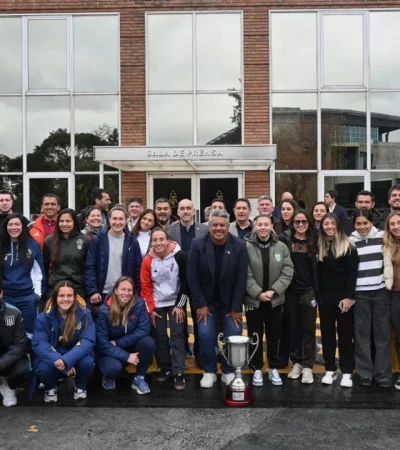 Las futbolistas posan en la entrada del predio en Ezeiza