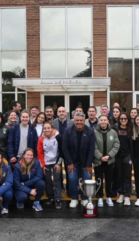 Las futbolistas posan en la entrada del predio en Ezeiza