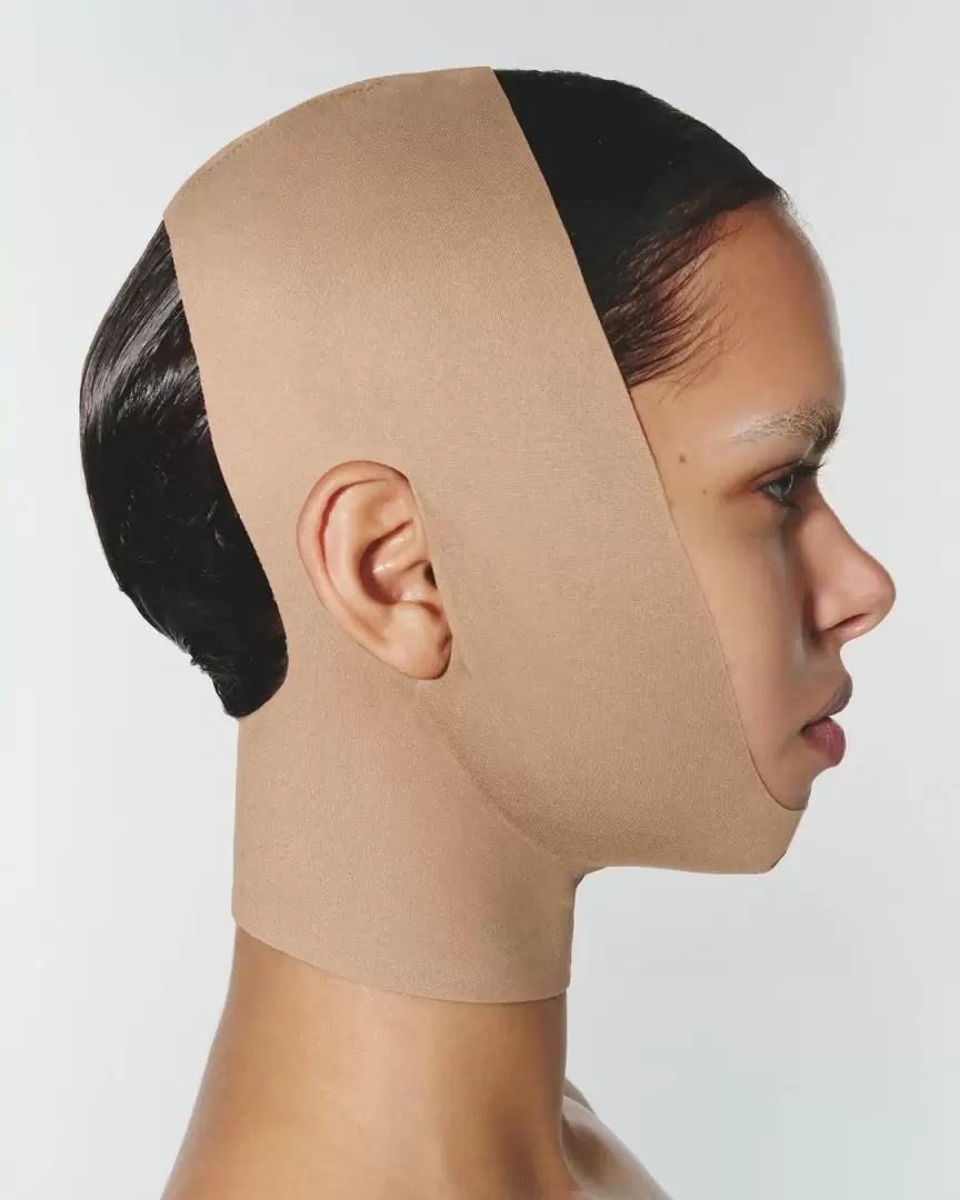 Faja facial de la marca Skims.