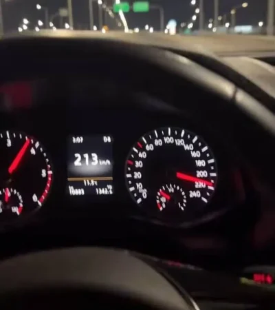 Conduciendo a más de 200 kilómetros por hora.