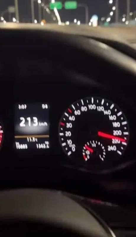 Conduciendo a más de 200 kilómetros por hora.