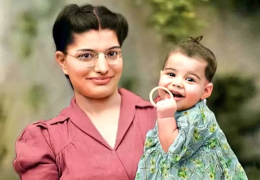 Freddie Mercury, con un año de edad, junto a su madre, en Zanzíbar.