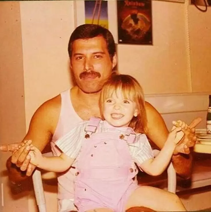 Freddie Mercury junto a su supuesta hija. "No quería compartir a papá con todo el mundo", dijo.