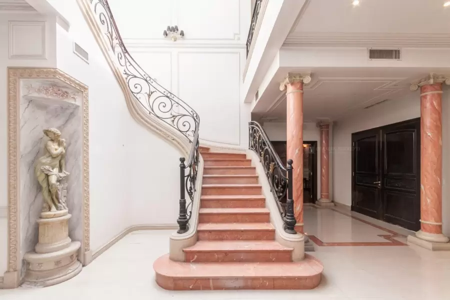 Planta baja y acceso al primer piso.