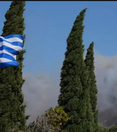 Ráfagas de 90 kilómetros por hora siembran el pánico en las playas griegas.