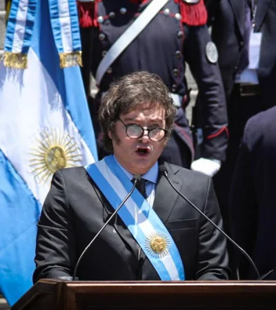 Milei empezó de espaldas al Congreso./