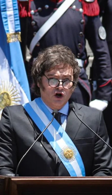 Milei empezó de espaldas al Congreso./