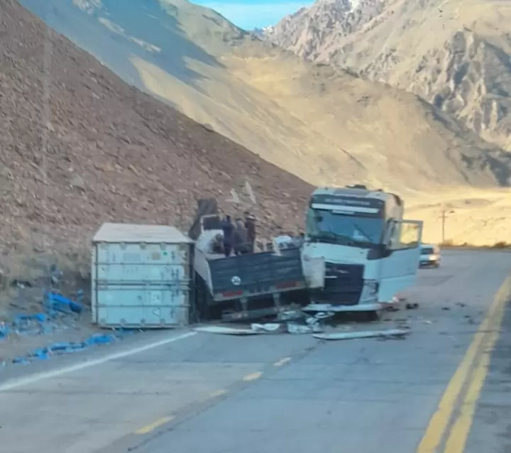 Choque de camiones en Alta Montaña/ Fuente: Redes sociales