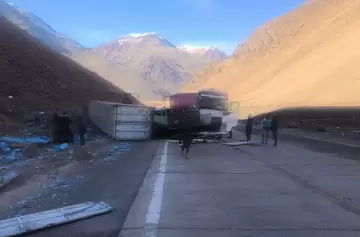 Ruta 7: fuerte choque de camiones en Alta Montaña dejó a una mujer atrapada