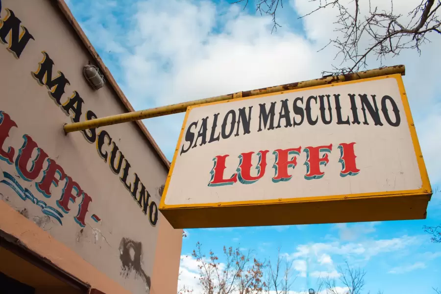 El cartel de entrada al templo de don Carlos Luffi