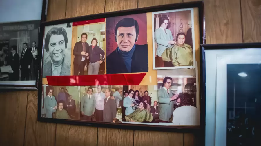 Las fotos de don Luffi con algunos de las personalidades que visitaron su salón