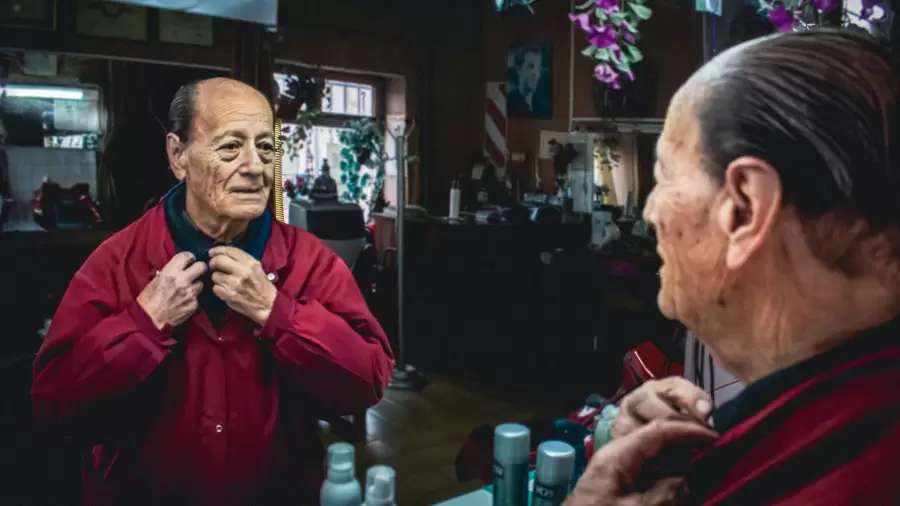 Don Luffi preparándose para otra jornada laboral, como desde sus 12 años