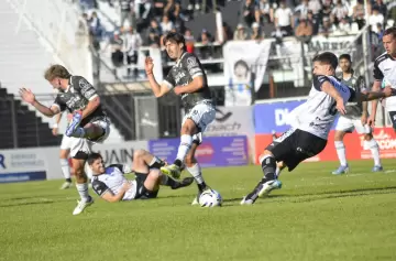 Gimnasia ganó como visitante y sigue firme como el puntero de su zona