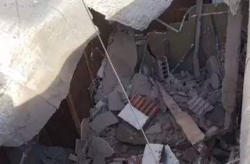 Se desplomó el techo de una casa y sus ocupantes se salvaron de milagro