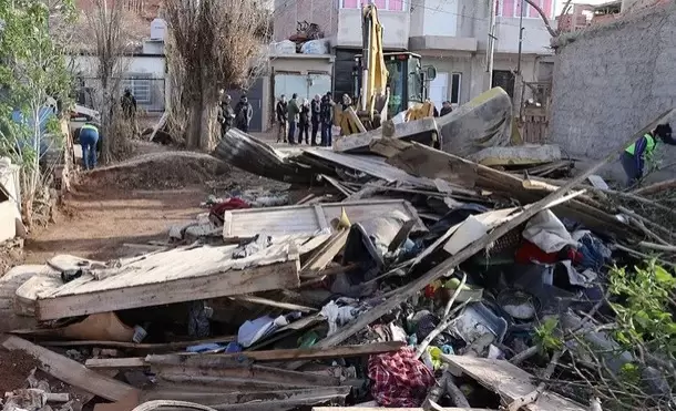 En un fuerte operativo de seguridad derribaron una casa que funcionaba para la comercialización de drogas/Fuente: Sebastián Fariña Petersen-LM Neuquen