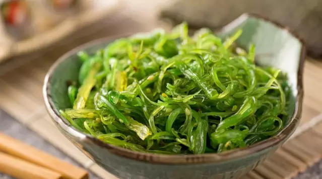 El wakame («Undaria Pinnatifida») es un alga de sabor suave y textura carnosa que forma parte de la tradición culinaria japonesa.
