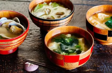 Wakame tiene olor el mar y un color verde oscuro, es mejor cocinada condimentada ligeramente con el fin de llevar a cabo sus distintas características