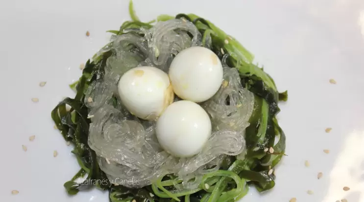 Ensalada de wakame y huevos.